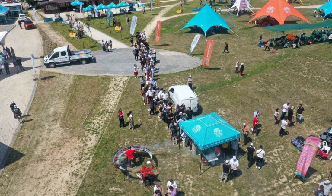 Paraşütle atlayan gençlere ay yıldızlı mangalda ikram BURSA'DA 600 GENÇ NİLÜFER BELEDİYESİ VE ULUDAĞ ÜNİVERSİTESİ'NİN ORTAKLAŞA DÜZENLEDİĞİ