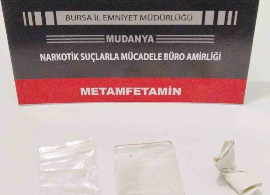 Polis, 2 şüpheliyi uyuşturucu maddeyle yakaladı POLİS, 2 ŞÜPHELİYİ UYUŞTURUCU MADDEYLE YAKALADI