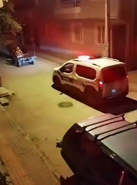 Bursa’da polis ile at arabası arasında nefes kesen kovalamaca Bursa'nın Osmangazi ilçesinde, polis ile at arabası arasında nefes kesen