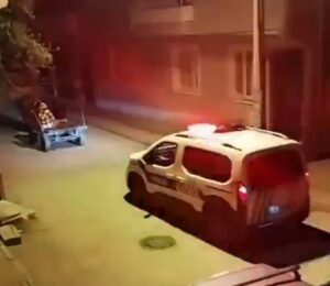 Bursa’da polis ile at arabası arasında nefes kesen kovalamaca Bursa'nın Osmangazi ilçesinde, polis ile at arabası arasında nefes kesen