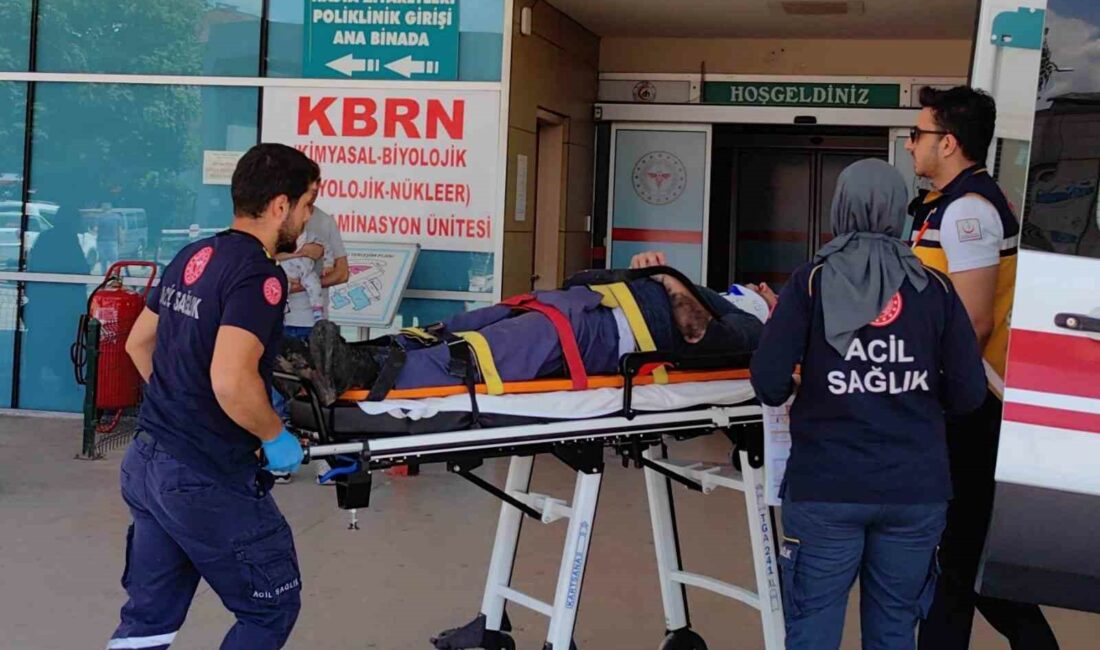 Bursa’nın İnegöl ilçesinde, şadırvanın çatısından düşen imam yaralandı.