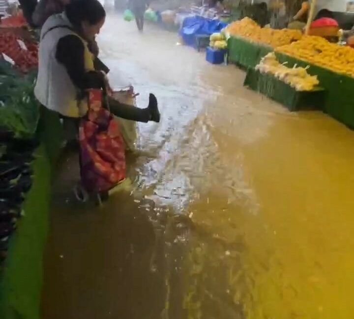 Sağanak yağışta pazarı sel götürdü BURSA'DA SAĞANAK YAĞIŞ SEBEBİYLE YOLLAR GÖLE DÖNERKEN, KAPALI OTOPARKLARIN SU