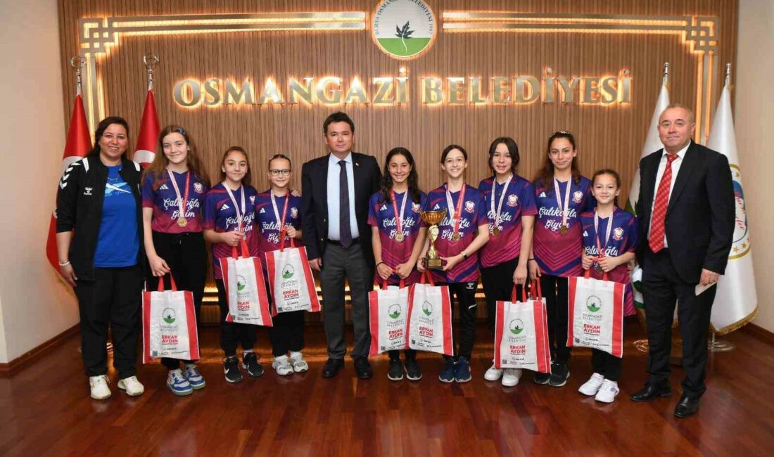 KATILDIKLARI YÜZME YARIŞLARINDA TÜRKİYE ŞAMPİYONU OLAN SABİHA KÖSTEM OKULU SPORCULARI