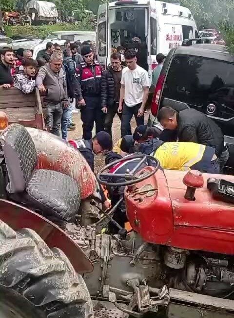 Şenlikte traktör araçtan fırlayan sürücünün üzerinden geçti BURSA'NIN İNEGÖL İLÇESİNDE BAKMACA DEDE ŞENLİKLERİNDE FRENİ PATLAYAN TRAKTÖR DEHŞET