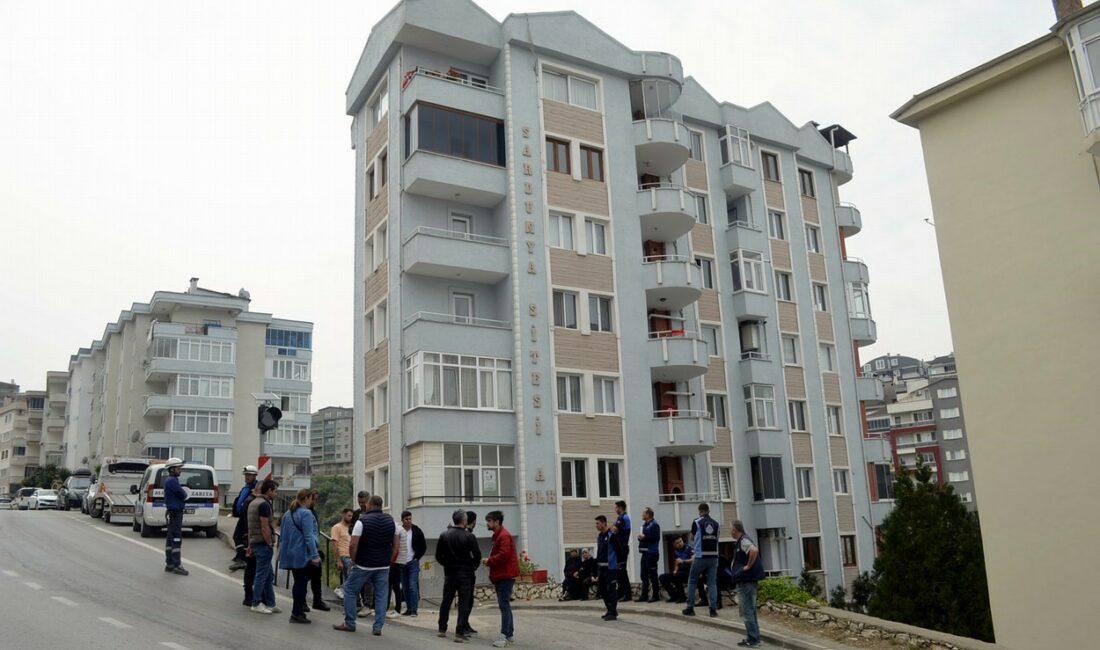 Tahliye kararını uygulamaya giden ekiplere karşı geldiler BURSA’DA ŞÜKRÜÇAVUŞ MAHALLESİ’NDE BULUNAN SARDUNYA SİTESİ B BLOK KOLONLARI DAYANIKSIZ