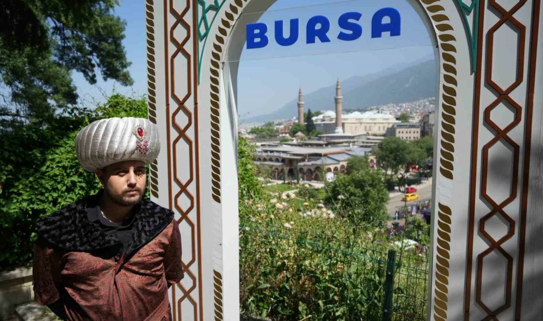 Tarihi surlara çıkanlar karşılarında padişah kıyafetli fenomeni gördü SOSYAL MEDYADA AL-SAT VİDEOLARI İLE ÜNLENEN ANCAK TİCARET BAKANLIĞI'NIN 300