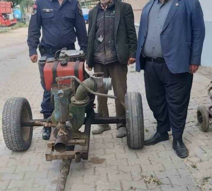 Tarladan su motoru çalan hırsızlar yakalandı BURSA’NIN KARACABEY İLÇESİ OVAESEMEN MAHALLESİ’NDE BİR ÇİFTÇİYE AİT ÇALINAN SU
