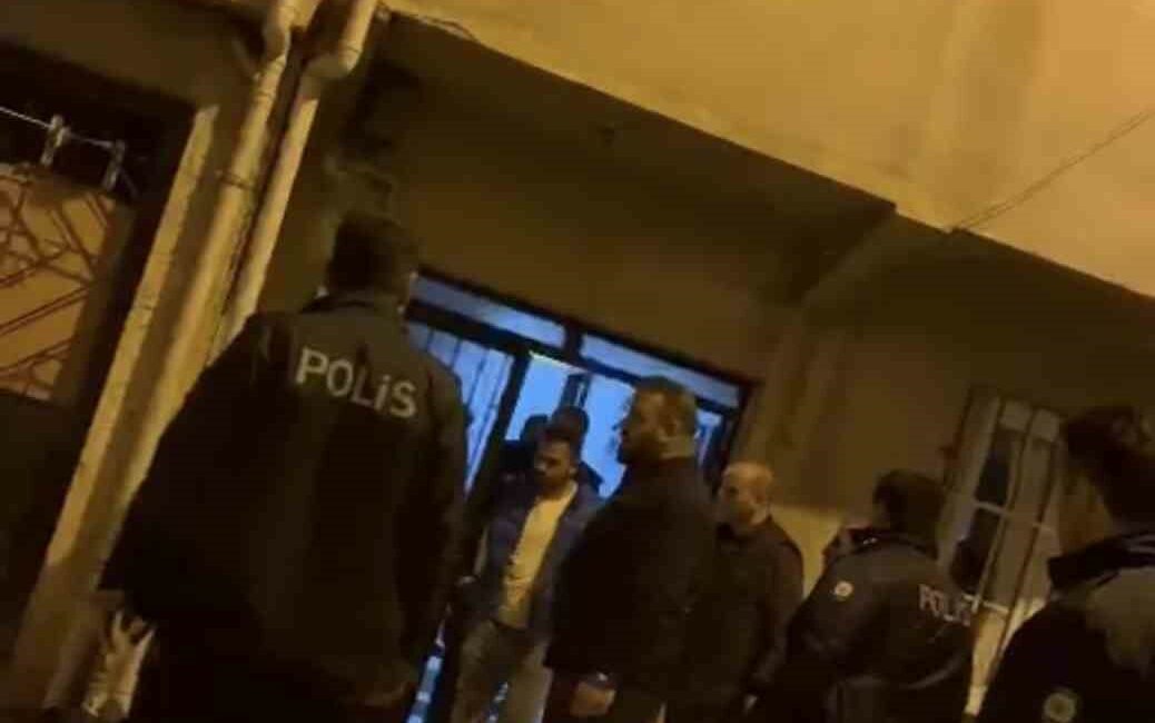 Bursa’nın Osmangazi ilçesinde bir kişi ailesini bıçakla rehin aldı.