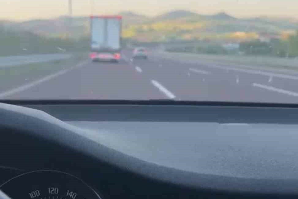 BURSA'DA YÜKSEK SÜRATTA GİDEN TIRA, AYNI YOLDA SEYREDEN ARAÇ SAHİPLERİ