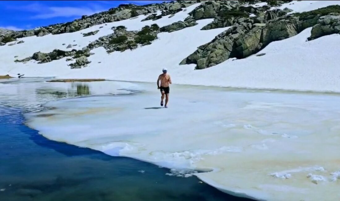 BURSALI DAĞCILAR, ULUDAĞ'IN BUZ TUTAN GÖLÜNDE YÜZDÜ. YAKLAŞIK 2200 METRE