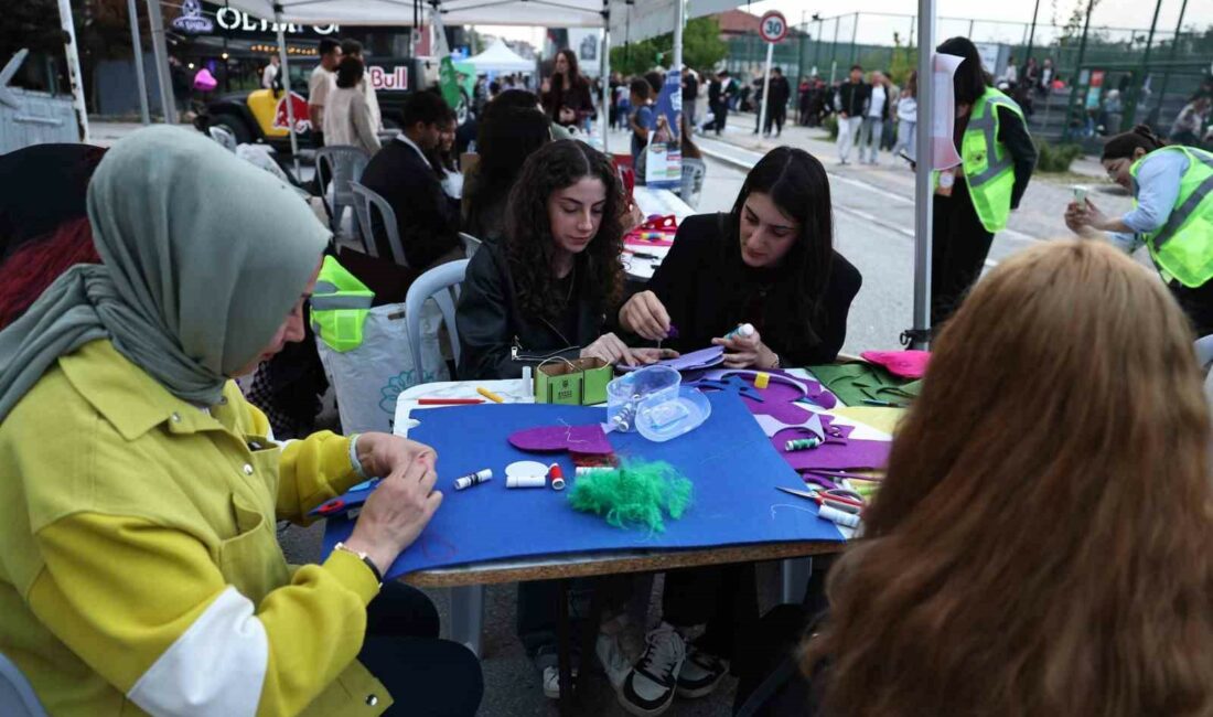 Üniversiteli gençler festivalde eğlenerek stres attı BURSA ULUDAĞ ÜNİVERSİTESİ ÖĞRENCİ TOPLULUKLARININ TALEBİ ÜZERİNE GÖRÜKLE’DE FESTİVAL DÜZENLENDİ.