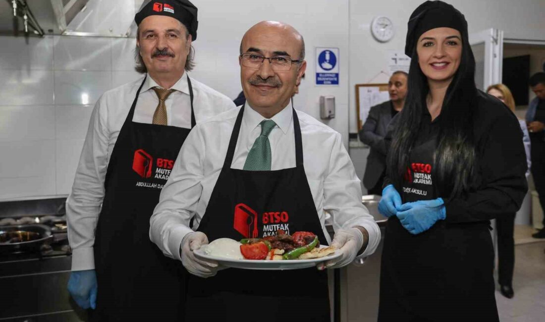 Vali Demirtaş önlüğü giydi tezgahın başına geçti VALİ MAHMUT DEMİRTAŞ, TÜRK MUTFAĞI HAFTASININ 2. GÜNÜNDE BURSA'NIN MEŞHUR