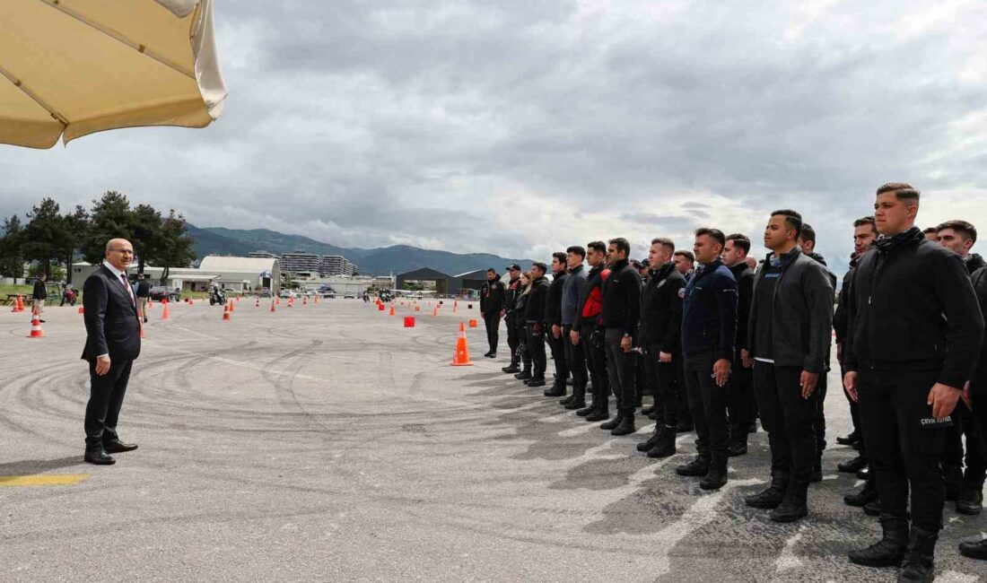 Vali Demirtaş’tan jandarma ve polis kursiyerlere moral ziyareti BURSA VALİSİ MAHMUT DEMİRTAŞ, YUNUSELİ HAVALİMANINA GİDEREK İL EMNİYET MÜDÜRLÜĞÜ'NE