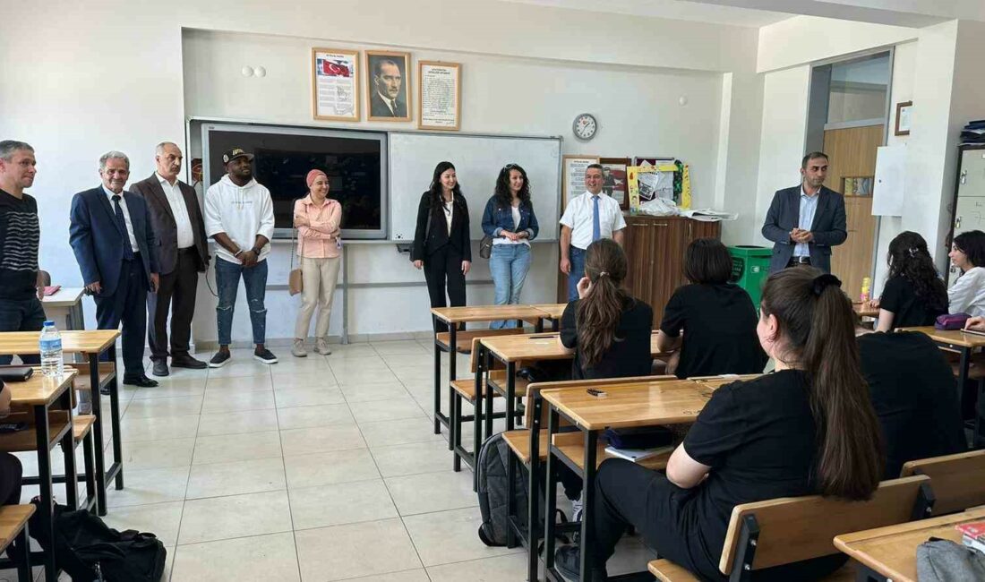 Yabancı öğretim görevlilerinden liseli öğrencilere İngilizce dersi BURSA ULUDAĞ ÜNİVERSİTESİ (BUÜ) İLE BTSO ALİ OSMAN SÖNMEZ SOSYAL