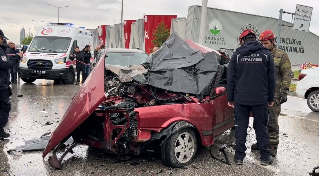 Bursa’da feci kaza: 2 ölü 1 yaralı BURSA’DA YAĞIŞLI HAVANIN ETKİSİYLE KONTROLDEN ÇIKAN TOFAŞ ŞAHİN MARKA OTOMOBİL,