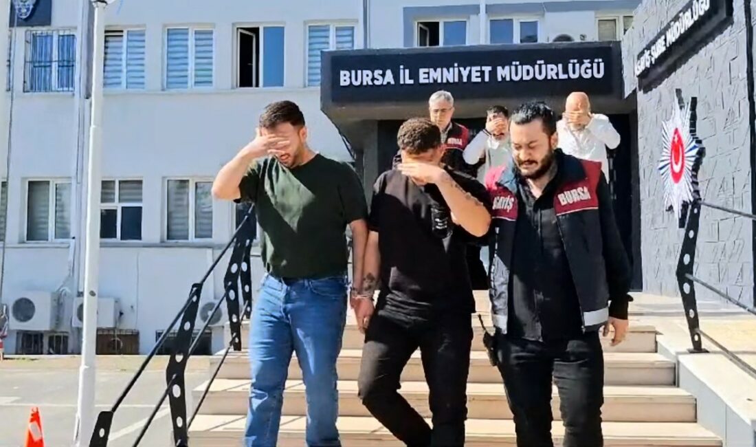 Bursa’da yaşlı adamın paralarını “tantanacılık” yöntemiyle çaldılar Bursa’da "tantanacılık" adlı yöntemle yaşlı adamın cebindeki 10 bin TL’lik