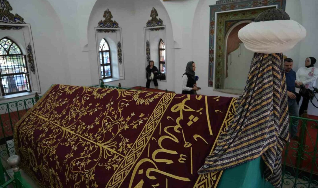 BURSA YILDIRIM BEYEZİD TÜRBESİ'NİN YENİLENEN PUŞİDE ÖRTÜSÜ YERİNE SERİLDİ.