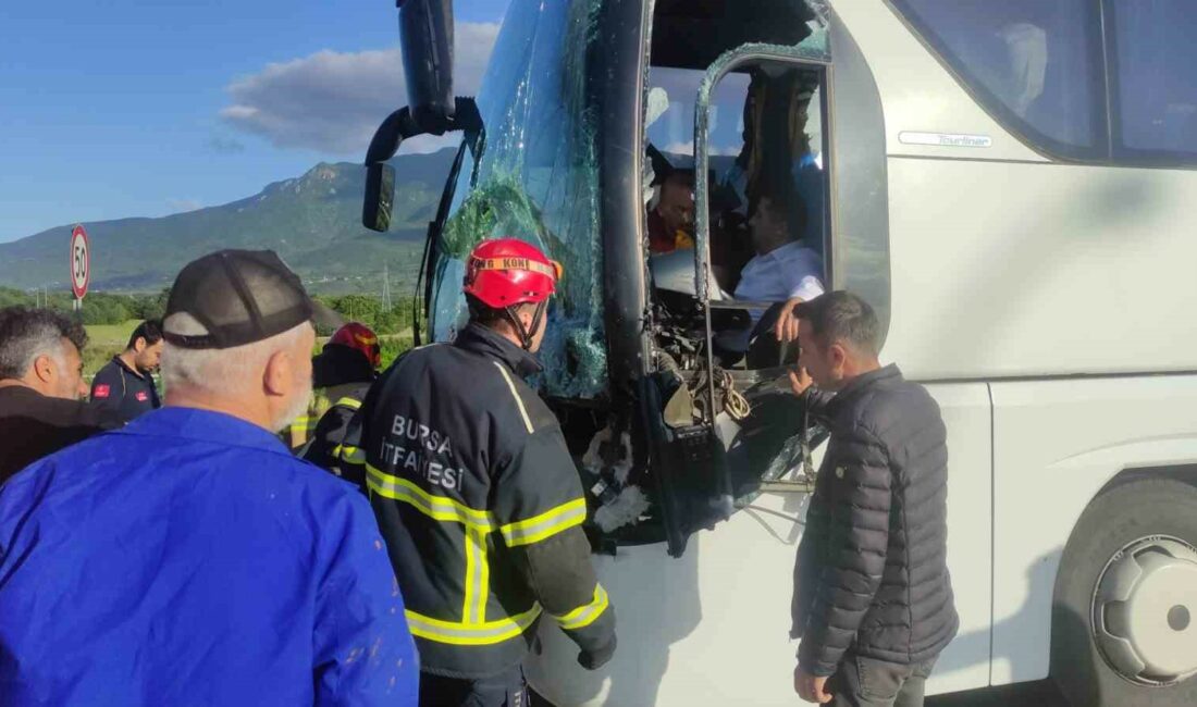 Bursa’da yolcu otobüsü tırla çarpıştı Bursa’nın Orhangazi ilçesinde yolcu otobüsü tırla çarpıştı.