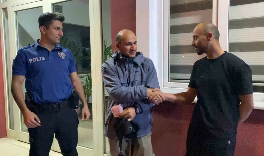 Yolda bulduğu 25 bin lirayı sahibine teslim etti BURSA'NIN İNEGÖL İLÇESİNDE EVİNE BİSİKLETİYLE GİTMEK ÜZERE YOLA ÇIKAN İŞÇİ,