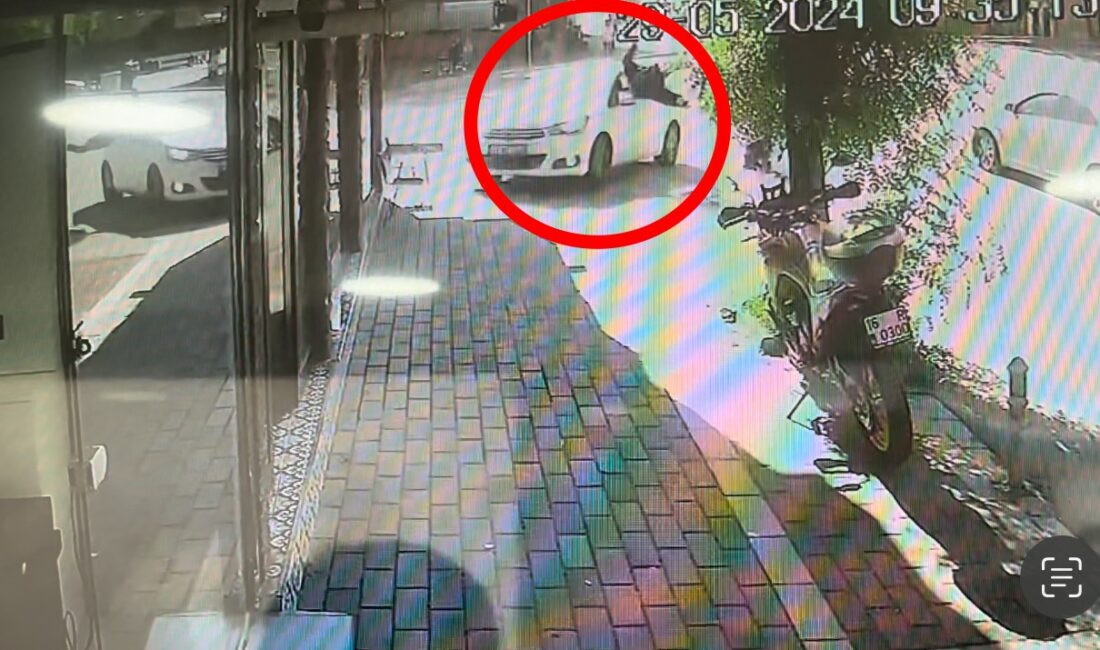 Bursa’da yolun karşısına geçen otomobil yayaya böyle çarptı BURSA’DA SÜRÜCÜSÜNÜN KONTROLÜNDEN ÇIKAN OTOMOBİLİN ÇARPTIĞI YAYA AĞIR YARALANDI.