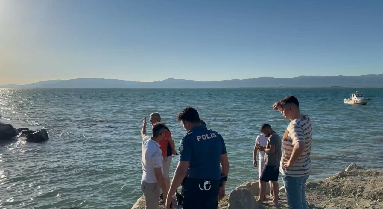 13 YAŞINDAKİ ÇOCUK KANALDA YÜZERKEN KAYBOLDU, ARAMA ÇALIŞMALARI BAŞLATILDI