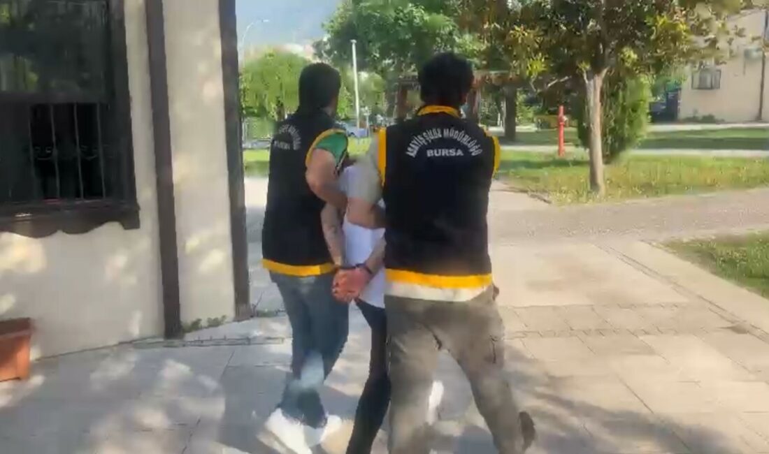 25 yıl hapis cezasıyla aranan suç makinesi, broşür dağıtırken yakalandı BURSA'DA 25 AYRI SUÇTAN ARANAN VE 25 YIL 2 AY