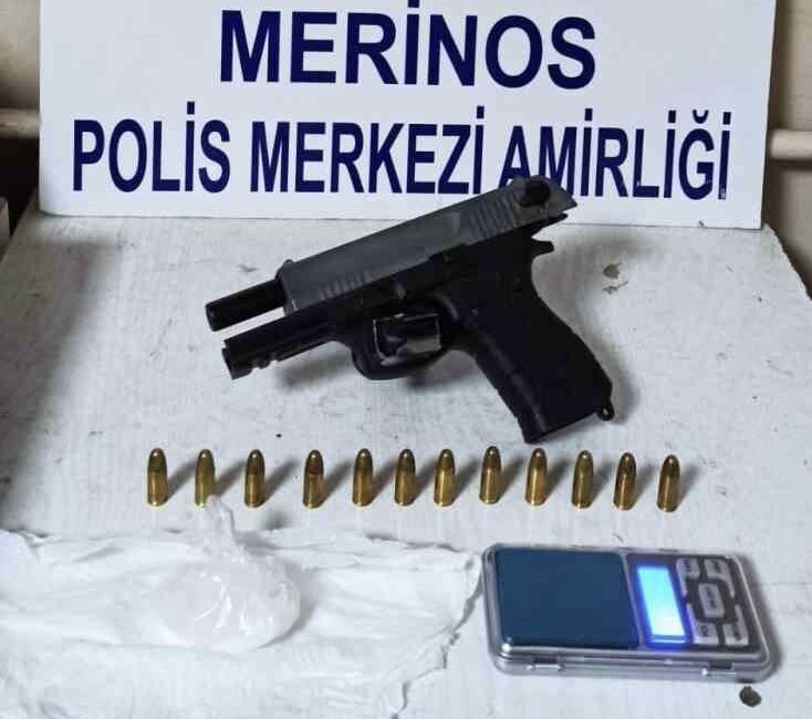 Bursa’da 11 yıl 8 ay kesinleşmiş hapis cezası olan şüpheli, uyuşturucu partisinde yakalandı BURSA'DA BİR EVDE UYUŞTURUCU PARTİSİNE POLİS BASKIN YAPTI. YAPILAN BASKINDA