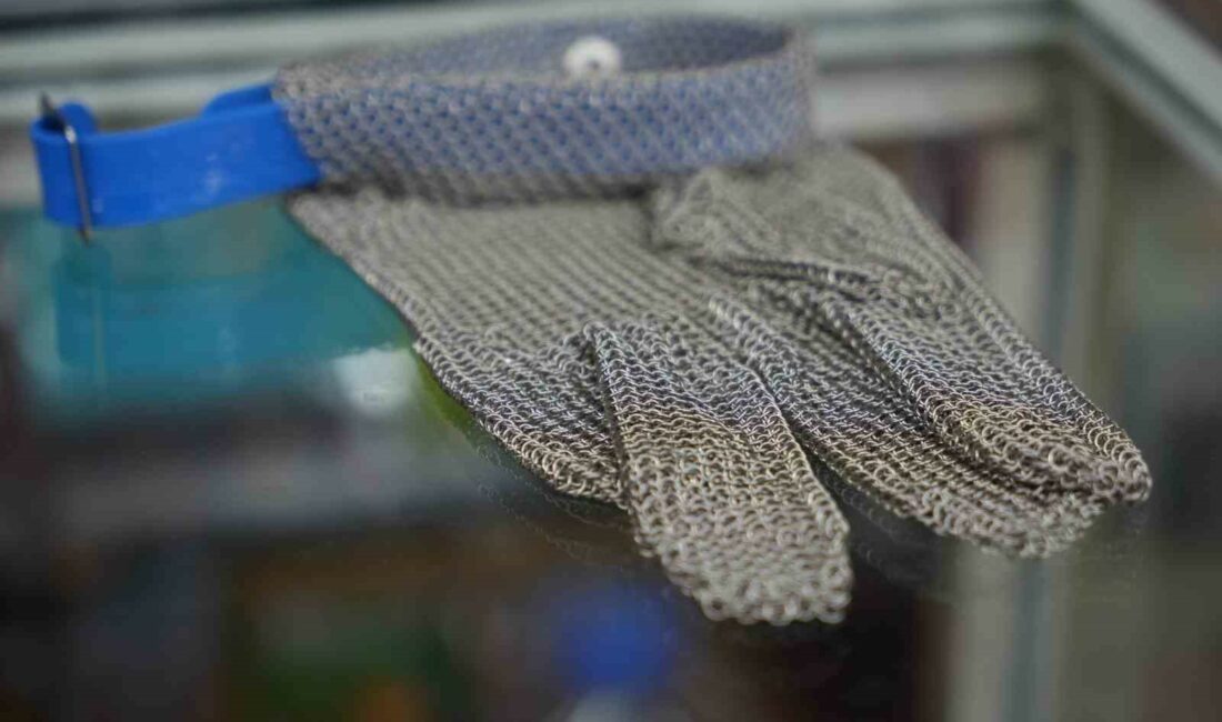 Acemi kasapların korkulu rüyasına çelik eldiven çözümü BURSA'DA BAYRAMA SAYILI GÜNLER KALA BIÇAKÇILARDA YOĞUNLUKLAR BAŞLADI. KURBAN BAYRAMI