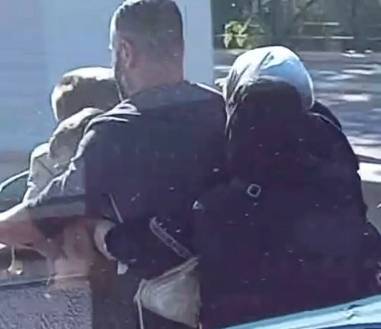 Aile boyu tehlikeli yolculuk pes dedirtti BURSA'DA 5 KİŞİLİK BİR AİLENİN MOTOSİKLETTE TEHLİKELİ YOLCULUĞU KAMERAYA YANSIDI