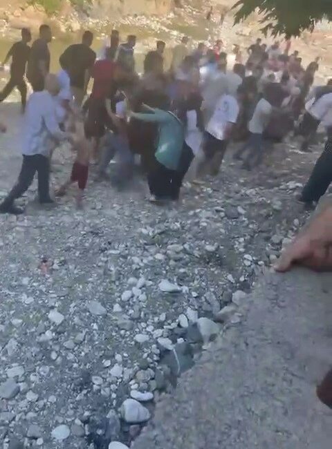 Aileler arası kavgada ortalık karıştı BURSA'DA 2 AİLE ARASINDA ÇIKAN SÖZLÜ TARTIŞMA KAVGAYA DÖNDÜ. O