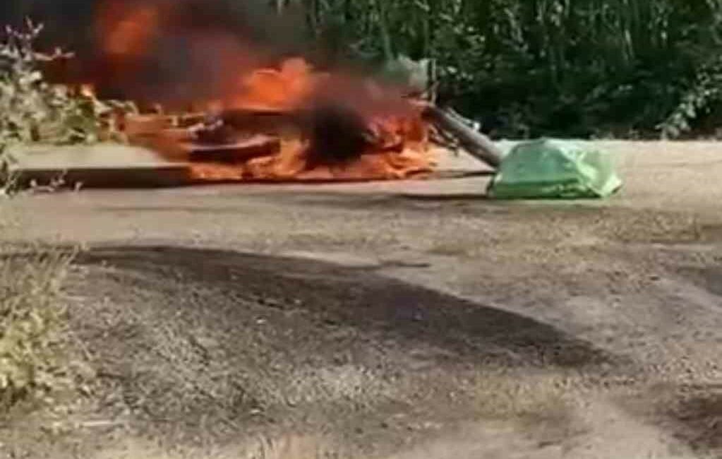 Alev alev yanan motosiket kül oldu ALEV ALEV YANAN MOTOSİKET KÜL OLDU