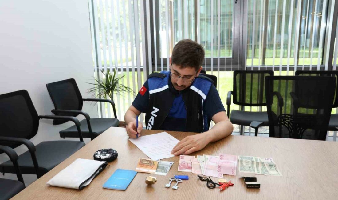 Bursa’da taksici altın ve para dolu çantayı sahibine teslim etti İNEGÖL’DE TAKSİCİLİK YAPAN MEMDUH BAYRAK, İÇERİSİNDE ALTIN, DÖVİZ VE PARA