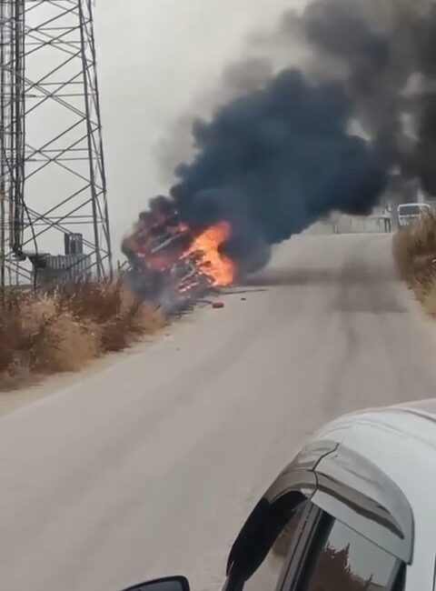 Arı yüzünden devrilen kamyon alev alev böyle yandı BURSA'DA KULLANDIĞI KAMYONETE GİREN ARI YÜZÜNDEN DİREKSİYON HAKİMİYETİNİ KAYBEDEN SÜRÜCÜ,