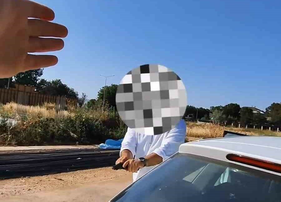 AYNASINI KIRAN MOTOSİKLETLİYE BÖYLE SİLAH ÇEKTİ