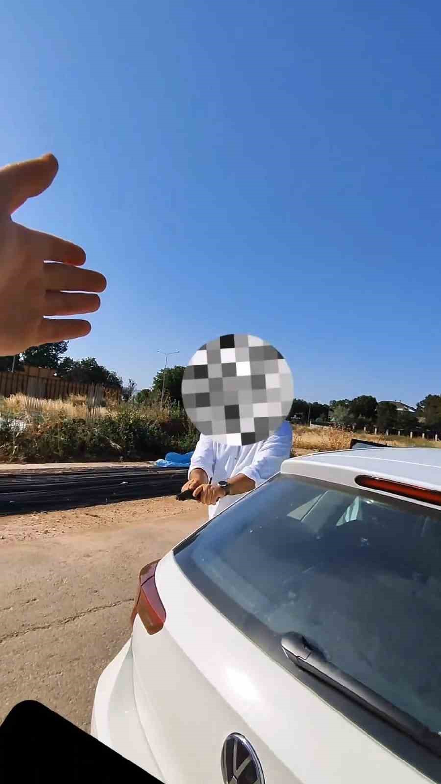 AYNASINI KIRAN MOTOSİKLETLİYE BÖYLE SİLAH ÇEKTİ