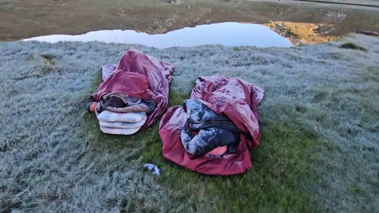 BURSA’DA BİR GRUP DAĞCI, ULUDAĞ’IN ZİRVESİNDE İKİ MEVSİMİ AYNI GÜN