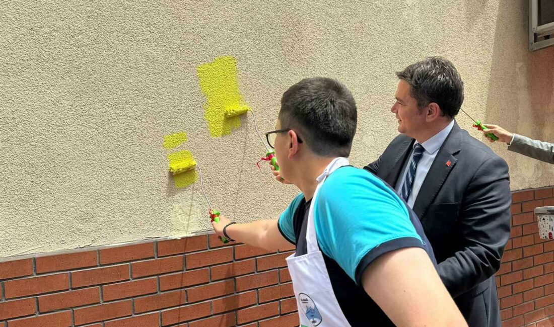 Başkan Aydın, öğrenciler ile birlikte okul boyadı OSMANGAZİ BELEDİYE BAŞKANI ERKAN AYDIN, ABDÜLHALİM ALTINOLUK ULUDAĞ ORTAOKULU’NDA DÜZENLENEN