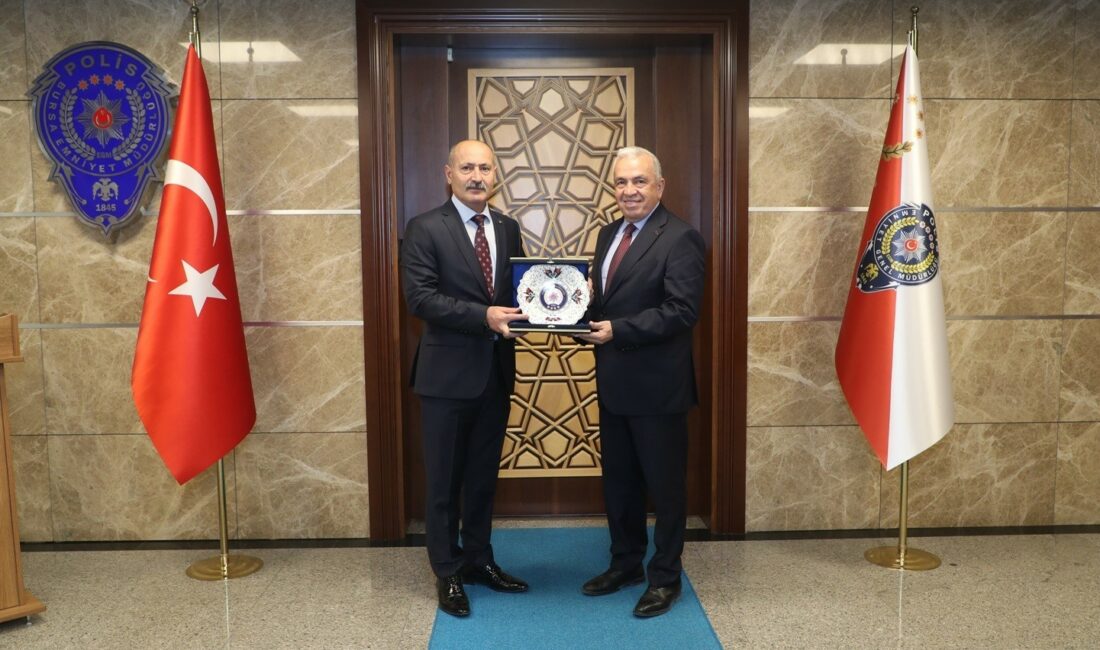 Başkan Şadi Özdemir’den nezaket ziyaretleri NİLÜFER BELEDİYE BAŞKANI ŞADİ ÖZDEMİR, İL EMNİYET MÜDÜRÜ DR. SABİT