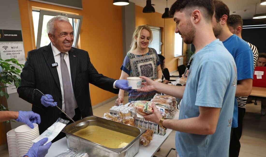 Başkan Şadi Özdemir’den öğrencilere sınav morali ÜNİVERSİTE ÖĞRENCİLERİNE GÜNDE İKİ DEFA ÇORBA İKRAMINDA BULUNAN NİLÜFER BELEDİYESİ,