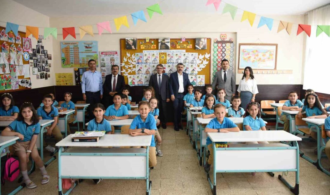 Başkan Yılmaz, karne alan tüm öğrencileri tebrik etti YILDIRIM BELEDİYE BAŞKANI OKTAY YILMAZ, YILDIRIM İLÇE KAYMAKAMI METİN ESEN