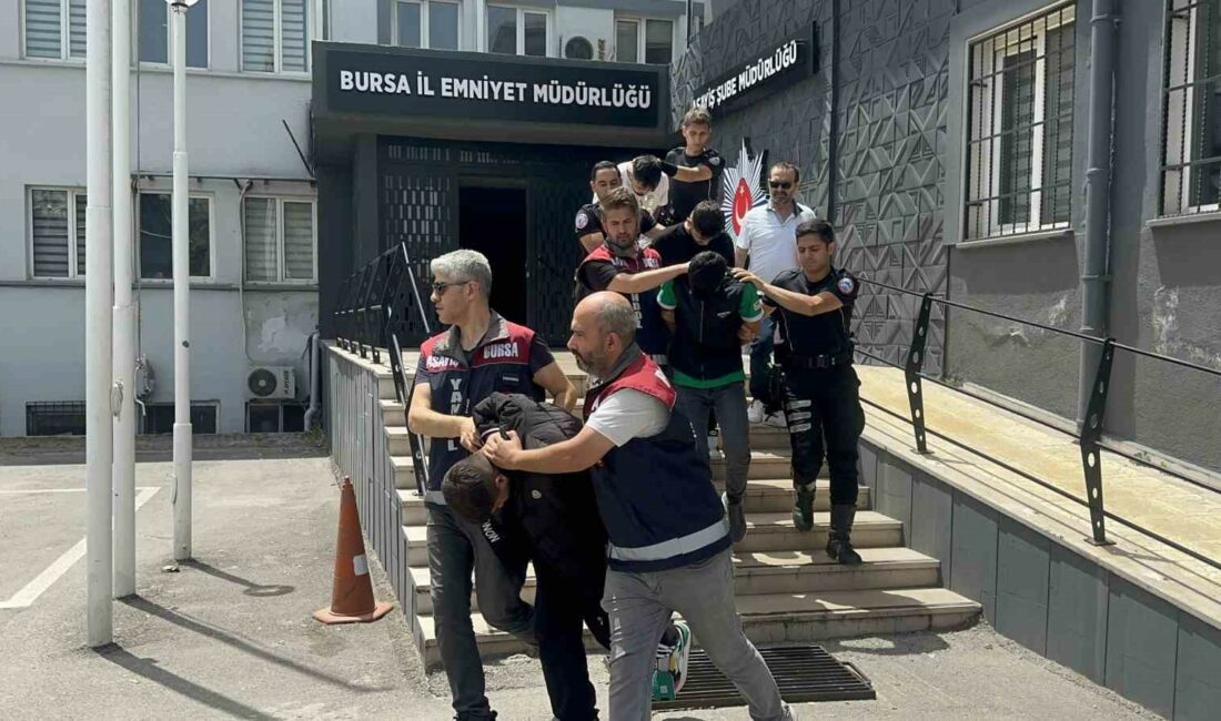 ’Başkomiser Volkan’ çetesini gerçek komiserler enseledi BURSA'DA KENDİSİNİ BAŞKOMİSER OLARAK TANITAN, YAŞLILARIN KİMLİK BİLGİLERİNİ ELE GEÇİREREK