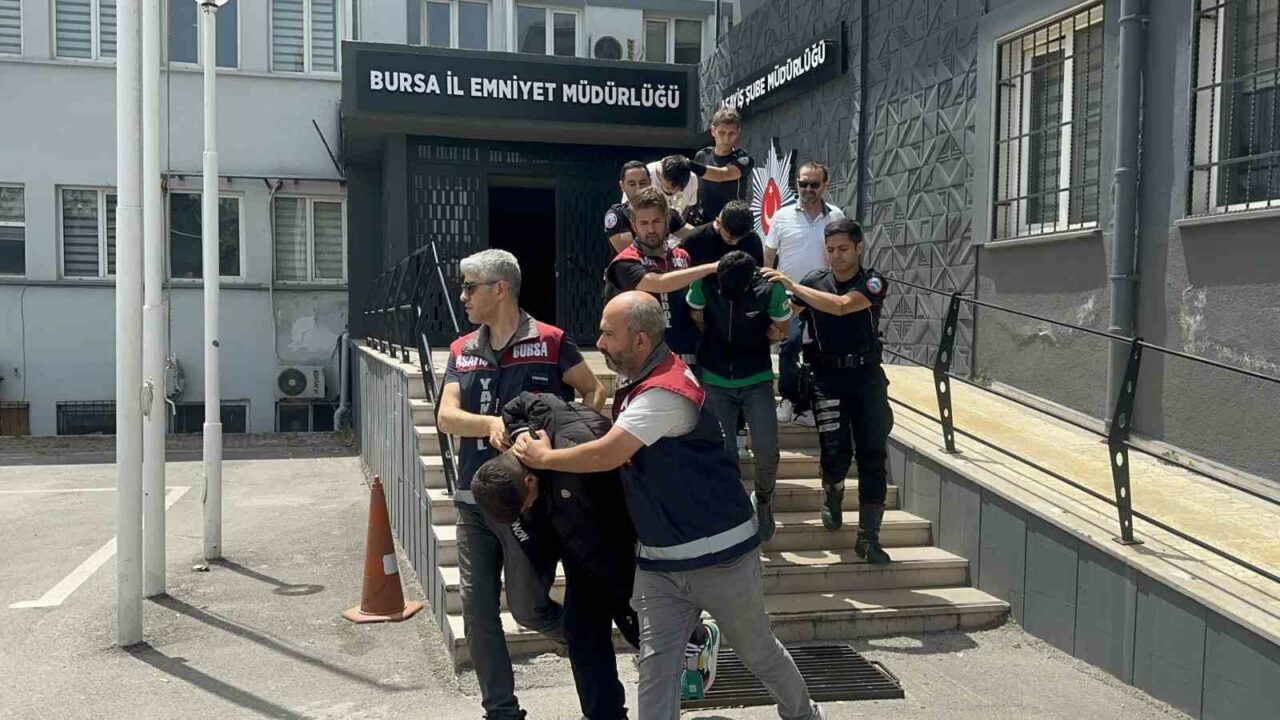 BURSA'DA KENDİSİNİ BAŞKOMİSER OLARAK TANITAN, YAŞLILARIN KİMLİK BİLGİLERİNİ ELE GEÇİREREK