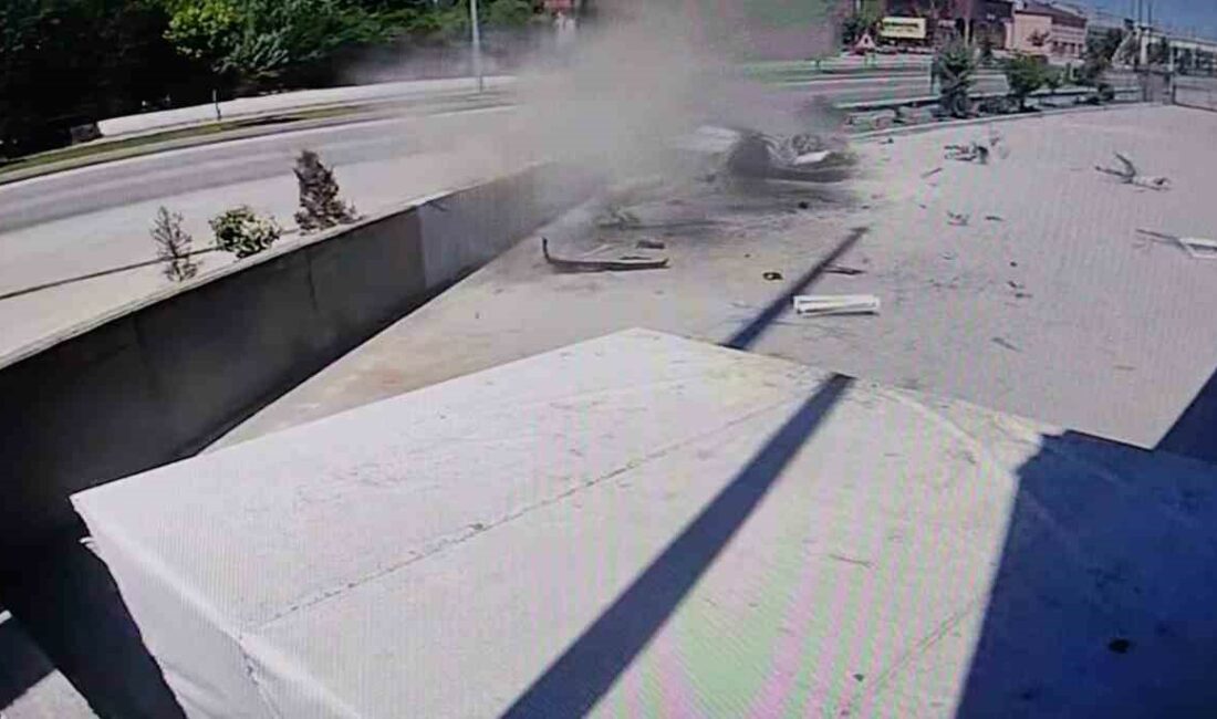 Bayramın ilk günü misafirliğe giden ailenin otomobili duvara çarparak alev aldı: 3 yaralı BURSA'NIN İNEGÖL İLÇESİNDE MEYDANA KAZADA DUVARA ÇARPAN OTOMOBİL FABRİKANIN BAHÇESİNE