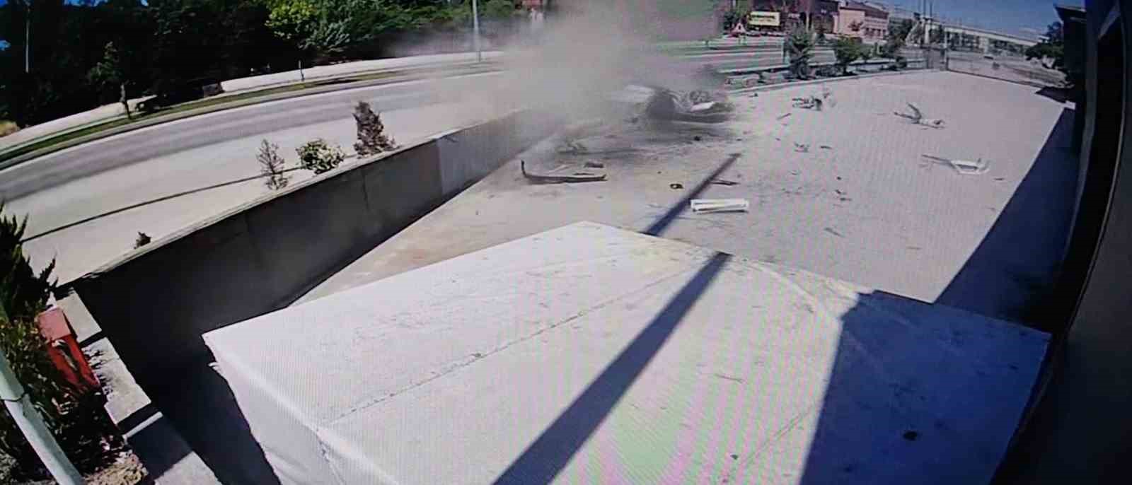 BURSA'NIN İNEGÖL İLÇESİNDE MEYDANA KAZADA DUVARA ÇARPAN OTOMOBİL FABRİKANIN BAHÇESİNE