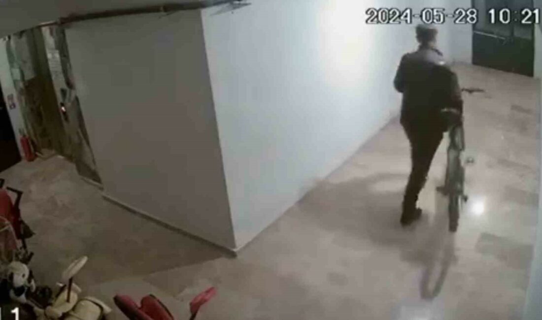 Bisiklet hırsızının rahat tavırları pes dedirtti BURSA'NIN KESTEL İLÇESİNDE, BİSİKLET HIRSIZLIĞI GÜVENLİK KAMERASINA YANSIDI.