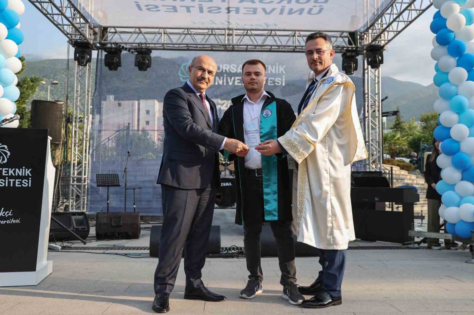 BURSA TEKNİK ÜNİVERSİTESİNDE (BTÜ) 2023-2024 AKADEMİK YILI MEZUNİYET TÖRENİ GERÇEKLEŞTİ.