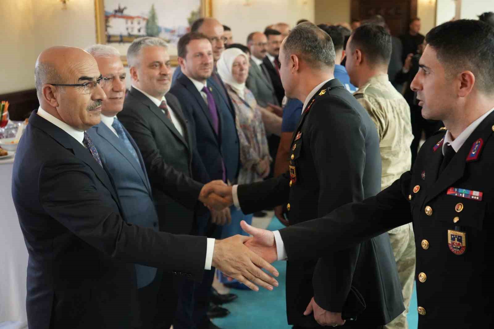 BURSA PROTOKOLÜ, VALİLİK BİNASINDA GERÇEKLEŞTİRİLEN BAYRAMLAŞMA TÖRENİNDE BİR ARAYA GELDİ.