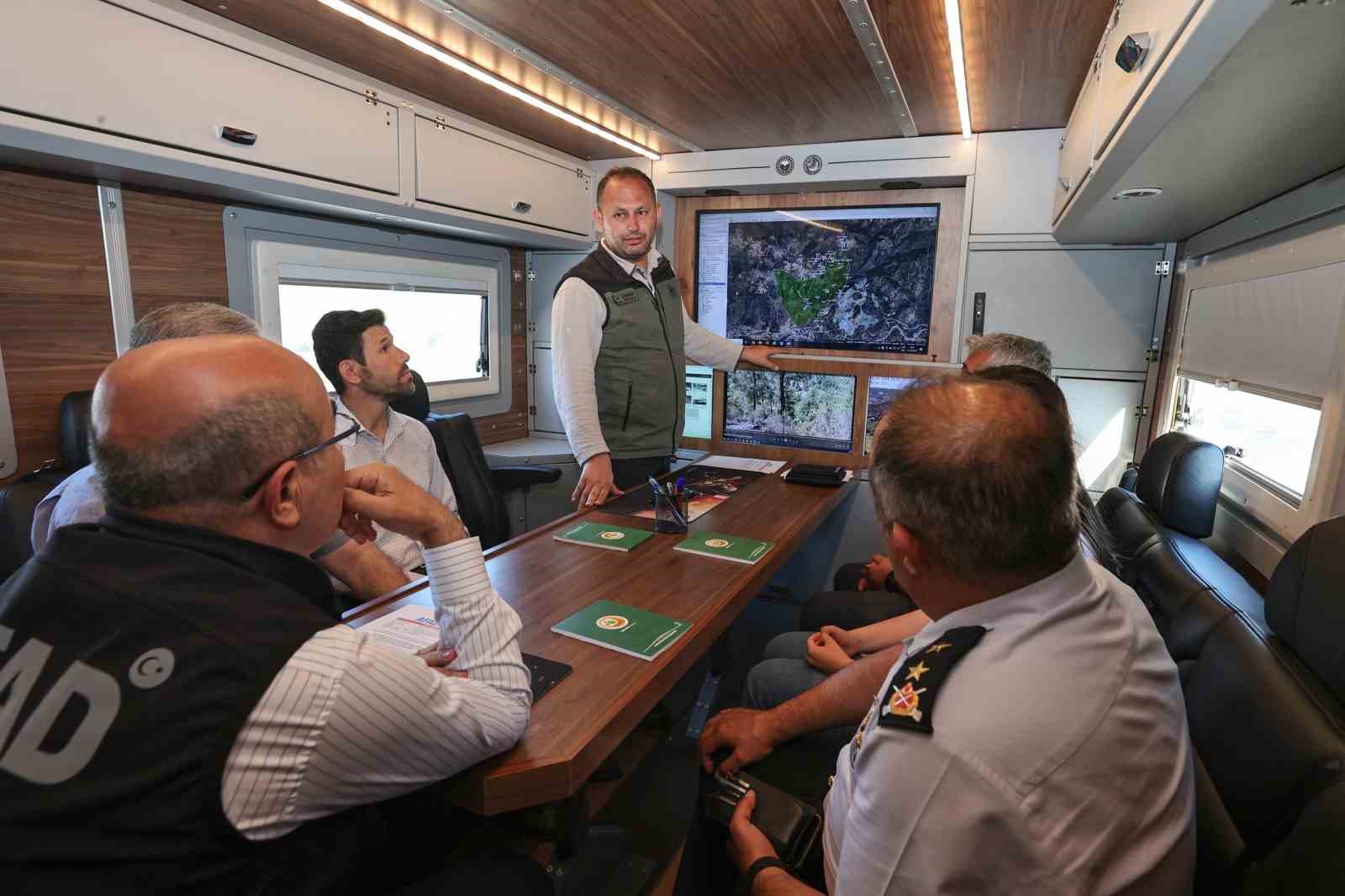 BURSA VALİSİ DEMİRTAŞ, YANGIN BÖLGESİNDE İNCELEMERDE BULUNDU