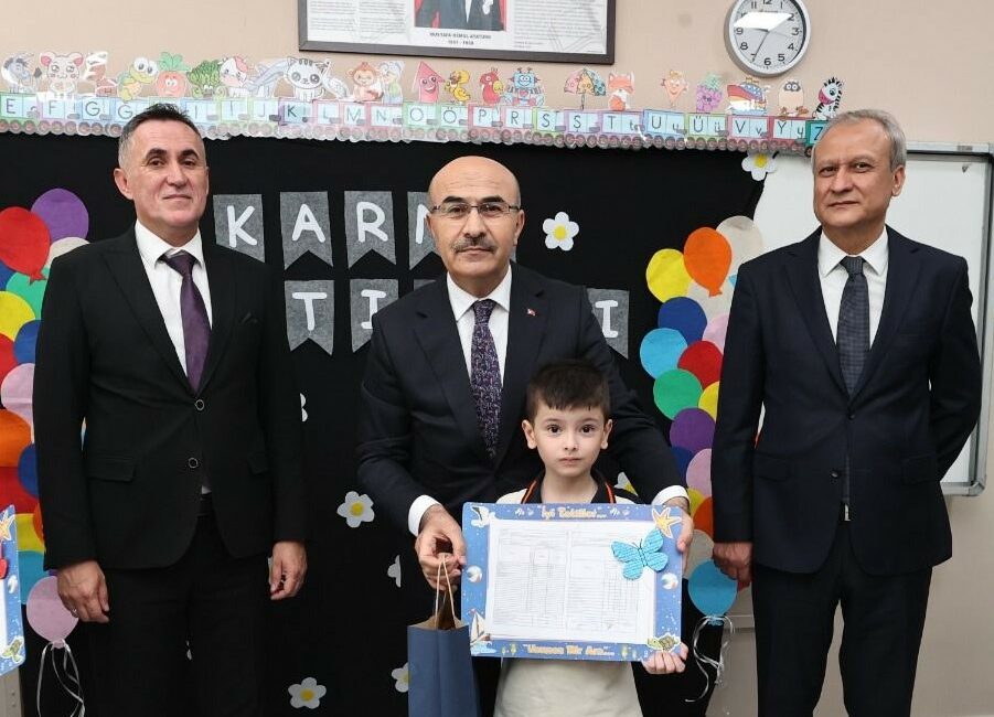 Bursa’da 700 bin öğrenci karne aldı BURSA'DA 2 BİN 25 OKULDA EĞİTİM GÖREN 699 BİN 229