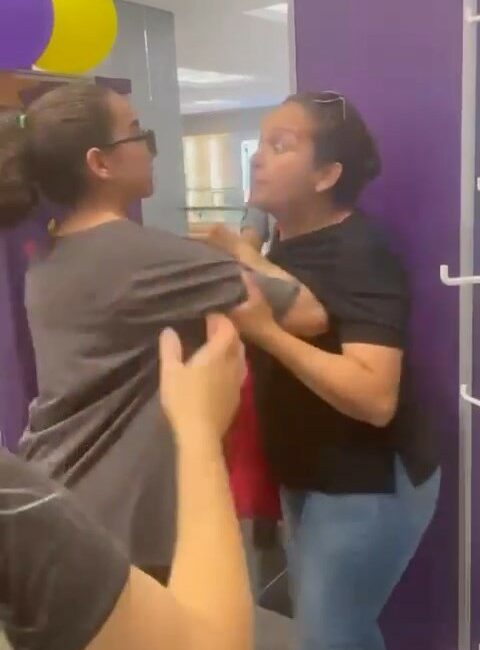 Bursa’da alışveriş çılgınlığı KİŞİSEL BAKIM VE KOZMETİK MARKETİ ZİNCİRİ GRATİS'İN 15. YILINA ÖZEL